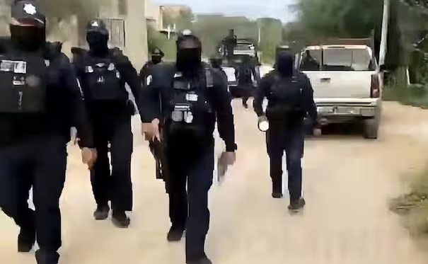 Policías de Guanajuato agreden a reportero durante una cobertura; le quitan celular y lo g0lpean