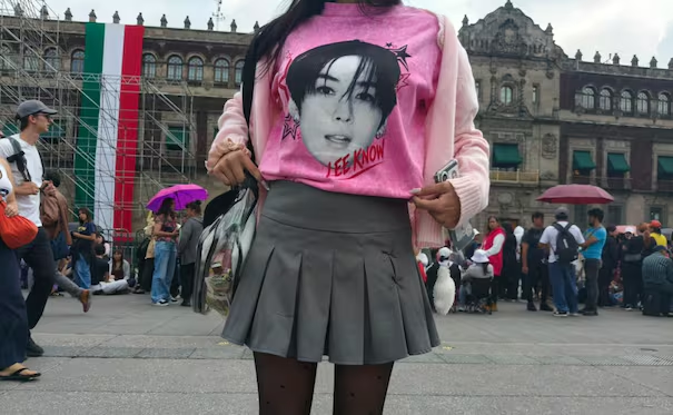 Fans de Stray Kids se reúnen en el Zócalo; confían en que integrantes del grupo de K-pop se asomen desde Palacio Nacional
