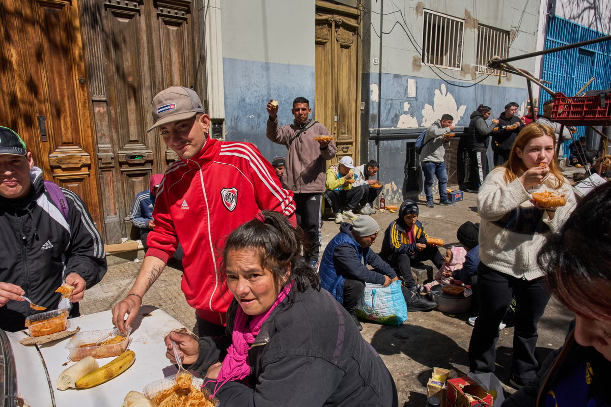 Pobreza en Argentina podría llegar al 35 por ciento a fin de año; comedores comunitarios desbordados