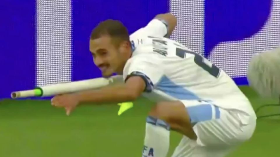 Expulsan a seleccionado de Israel que celebró un gol simulando hacer un disp4ro con el banderín de tiro de esquina