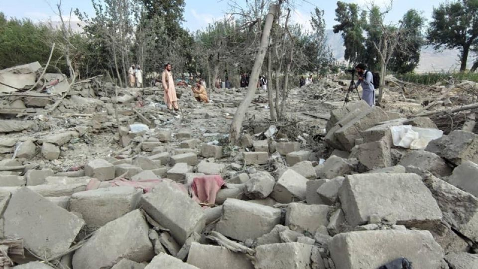 Pakistán bomb4rdea residencia del fundador de los talibanes de Afganistán, usada actualmente como base militar