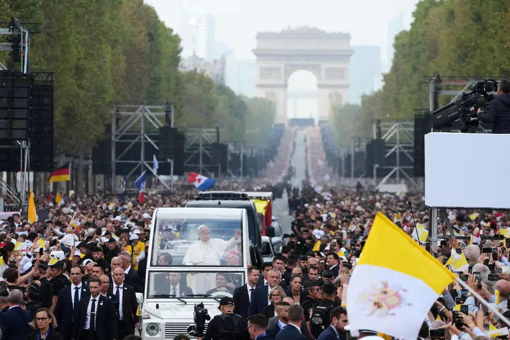 El Papa León XIV pide a 700 mil fieles en París no guardarse la fe «solo para ellos mismos»