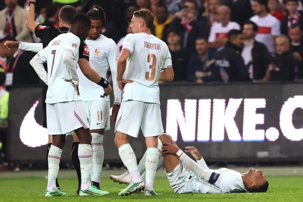 Mbappé tiene hiperextensión de rodilla y estaría de baja dos semanas