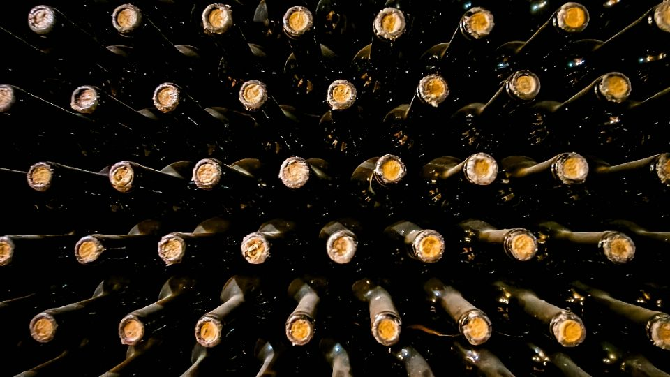 Muer*n 19 personas por alcohol adulterado en un estado de la India donde el consumo está prohibido