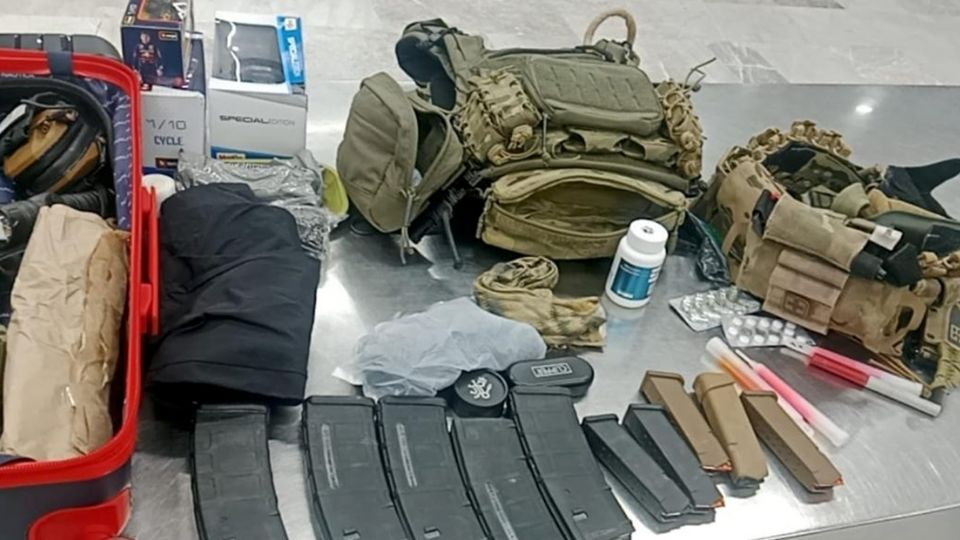 Aseguran 10 cargadores para armas en el AICM y diverso equipo táctico al interior de equipaje
