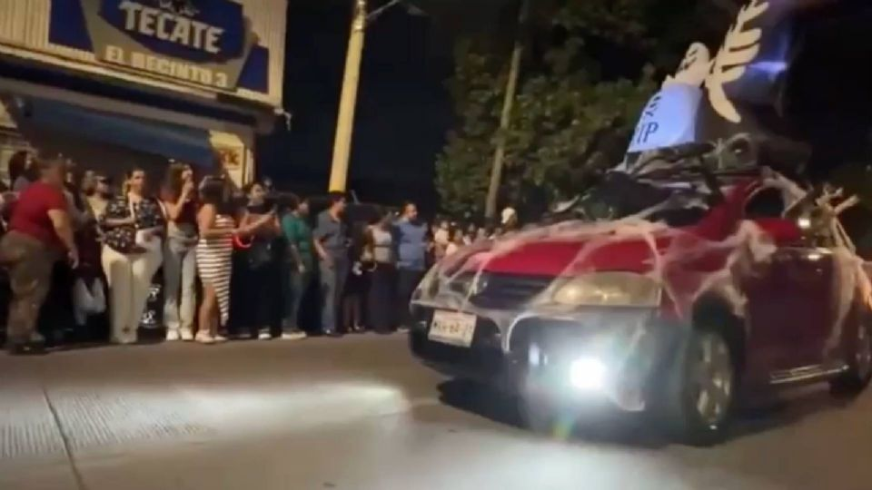 Al menos 30 personas presentan crisis nerviosa y lesiones tras falsos disp*ros durante desfile de disfraces en Guanajuato