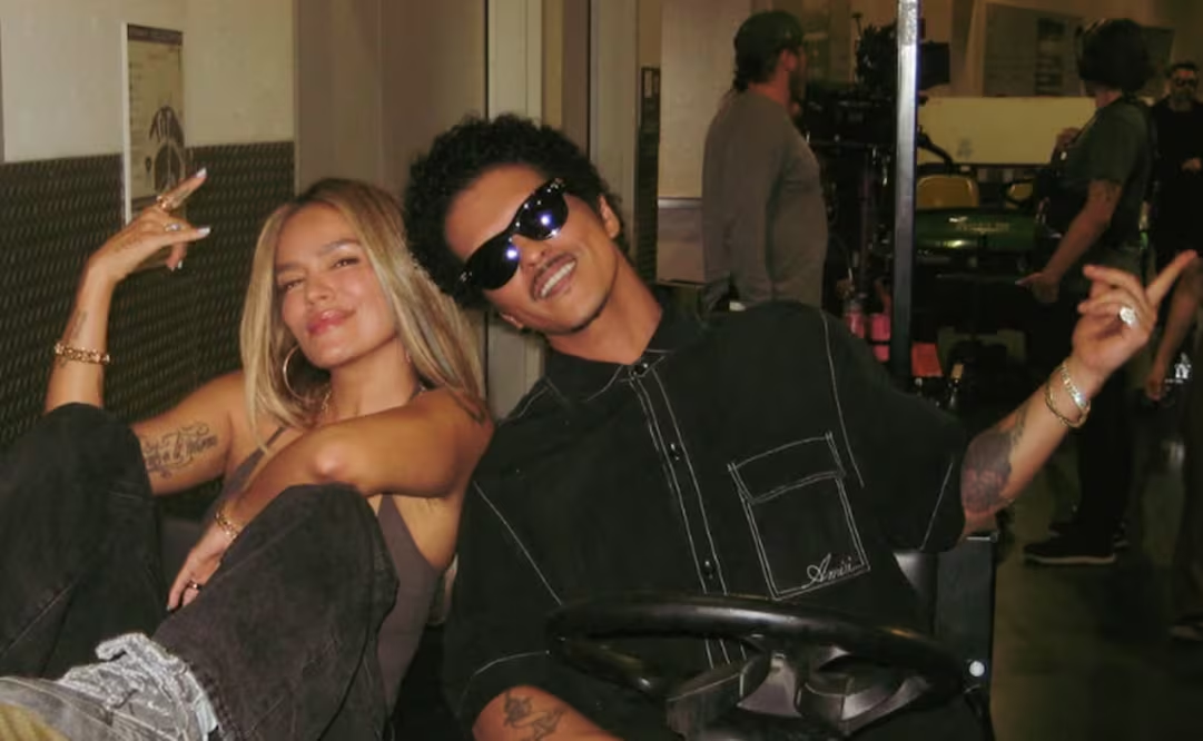 ¿Qué está pasando entre Bruno Mars y Karol G? El cantante no oculta sus «celos»
