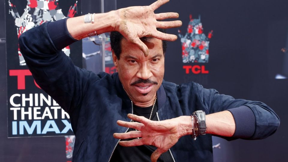 El cantante Lionel Richie sale del hospital después de tres días internado y tras someterse a pruebas cardiacas