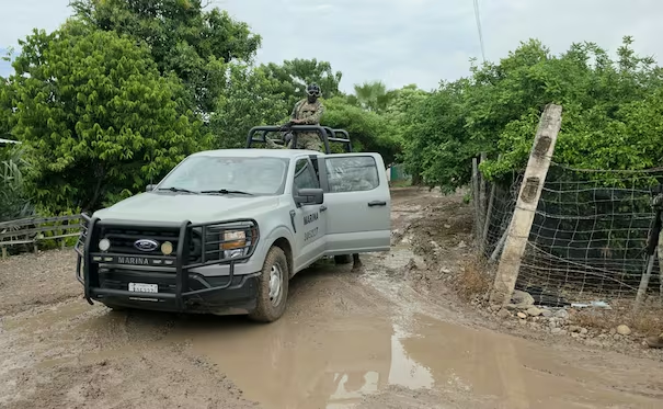 Detienen a cinco sujetos con rifles, cargadores, cartuchos y chalecos tácticos en Culiacán; hay un menor de edad entre ellos