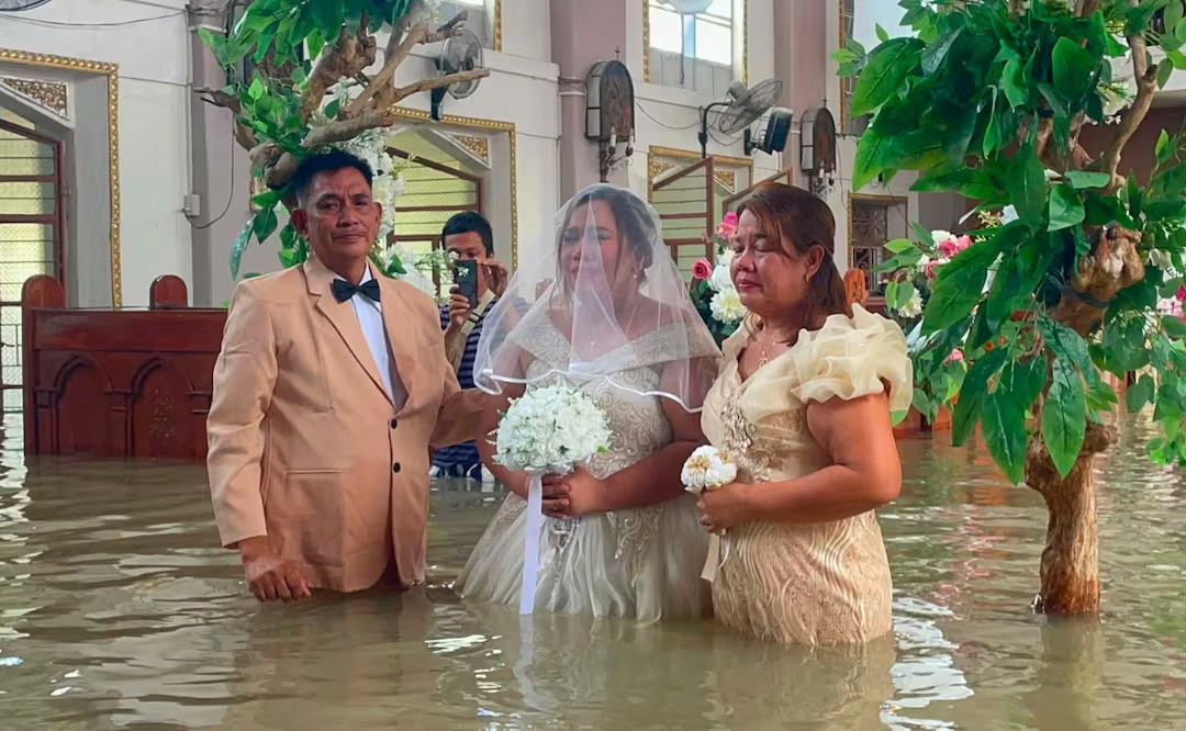 VIDEO ¡Para el amor nada es imposible!; pareja realiza ceremonia de boda en Filipinas pese a inundaciones en el país