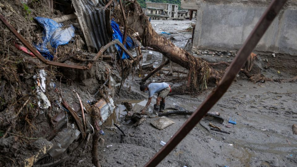 Se eleva a casi mil 300 el número de muert*s tras riadas en Nepal; hay alrededor de 5 mil desaparecidos