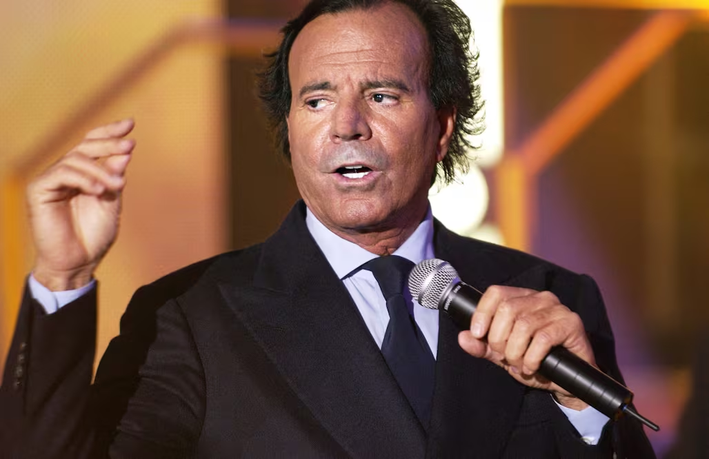 Julio Iglesias enfrenta nueva querella de exempleadas por presuntas agresiones sexu4les y condiciones laborales abusivas