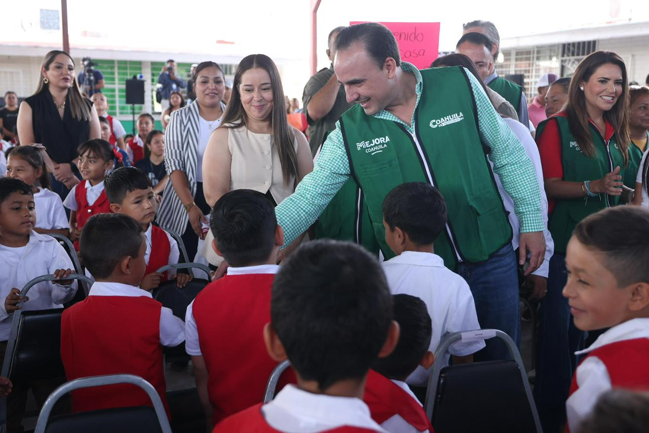 INICIA MANOLO ENTREGA DE UNIFORMES Y TENIS GRATIS EN LAS ESCUELAS RURALES