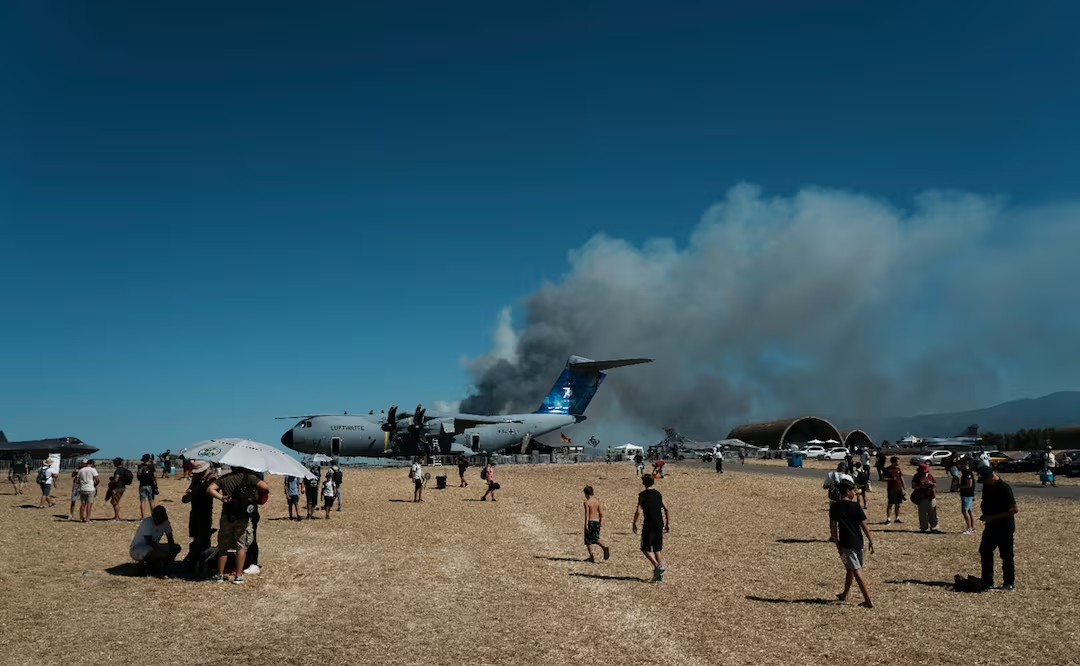 Avión militar se estrella durante exhibición aérea en Grecia; muer3n los 2 pilotos que iban a bordo