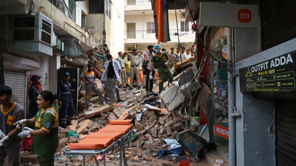 Colapsa edificio en Nueva Delhi; reportan tres estudiantes muert*s y decenas de personas atrapadas en los escombros
