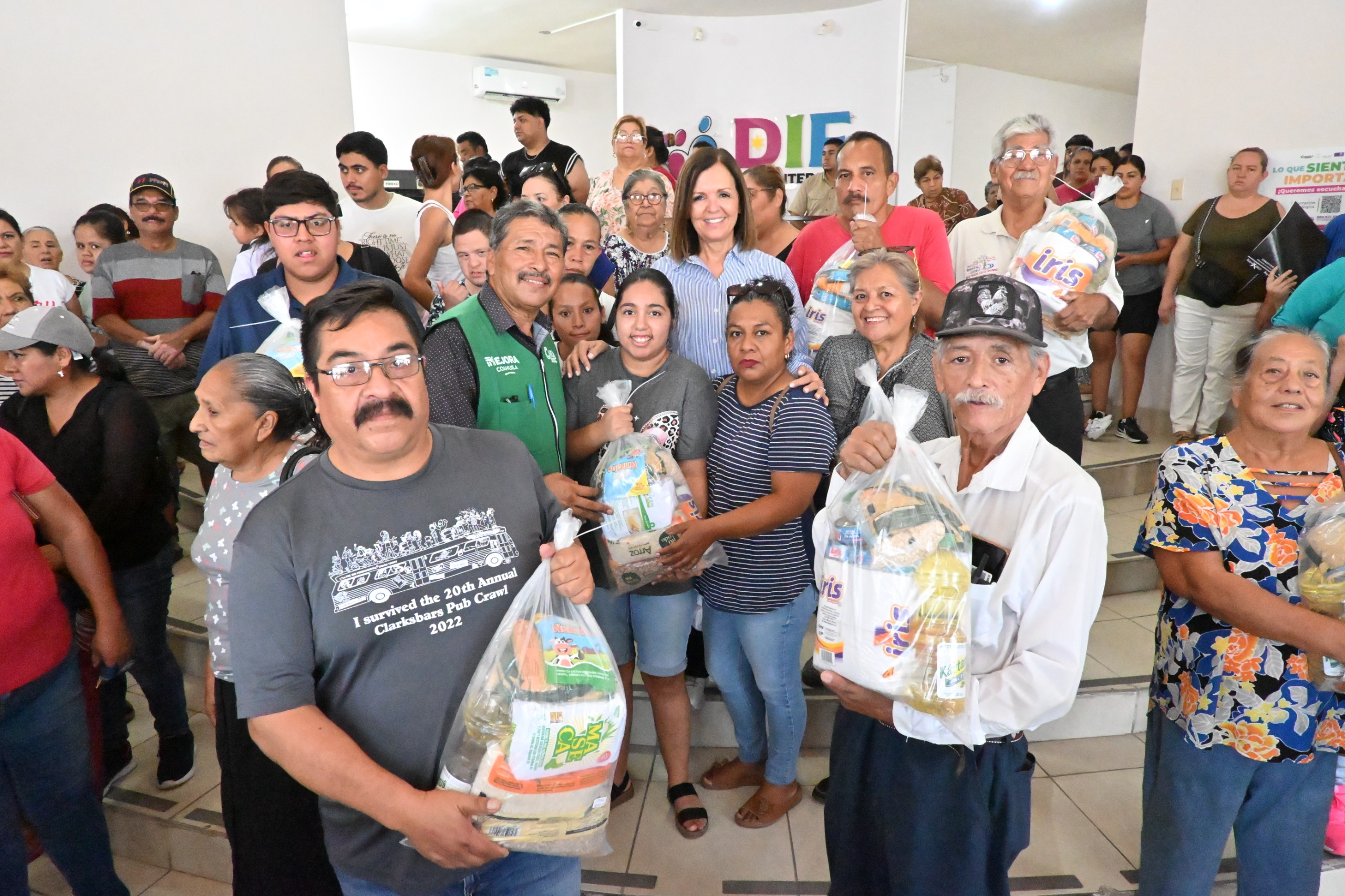 Sari Pérez lleva apoyo alimentario a las colonias de Frontera