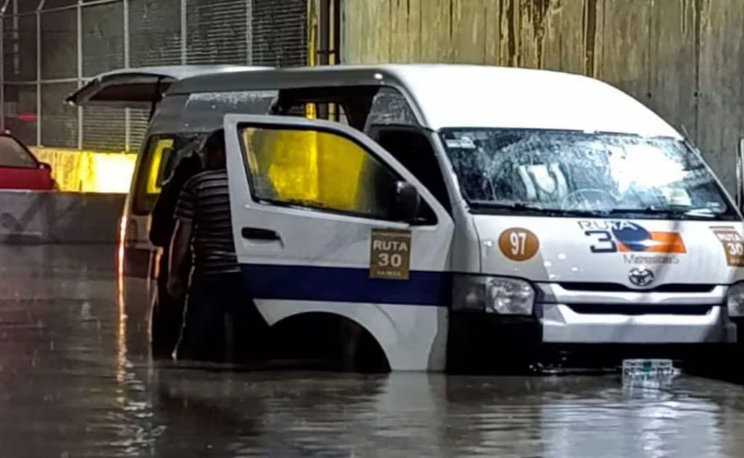 Muer3n seis pasajeros por presunta fuga de gas en Tultitlán; unidad quedó varada entre las inundaciones