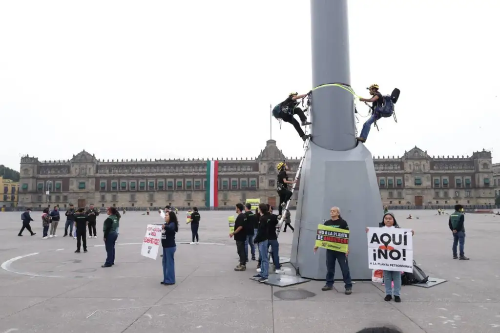 Greenpeace escala asta bandera del Zócalo capitalino contra megaplanta de amoniaco en Topolobampo