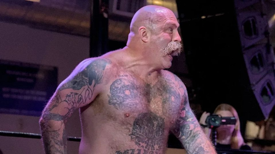 El luchador y guitarrista ‘The Butcher’ fallece a los 48 años tras desplomarse luego de un combate de parejas