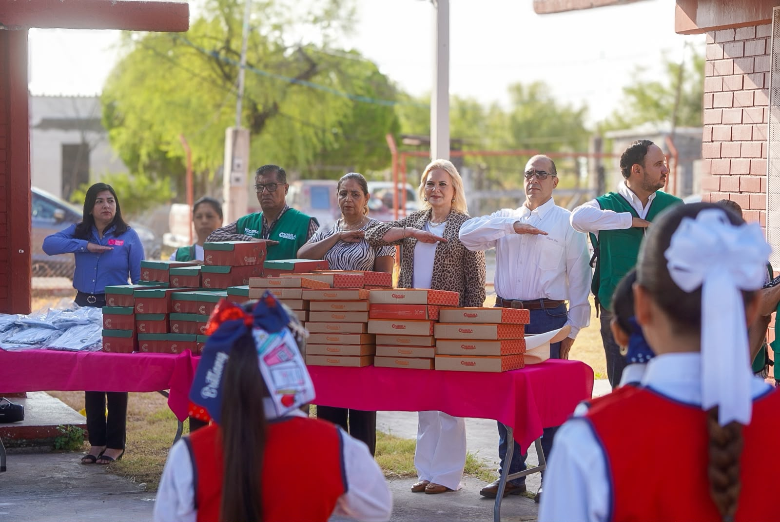Entrega Laura Jiménez útiles escolares y mejoras en infraestructura educativa en Estación Barroterán