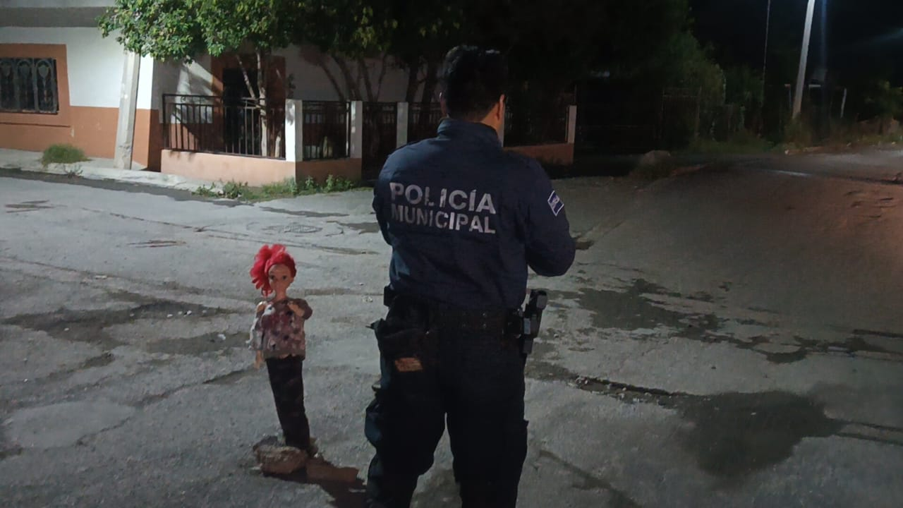 Detienen en Parras a una muñeca Barbie Halloween