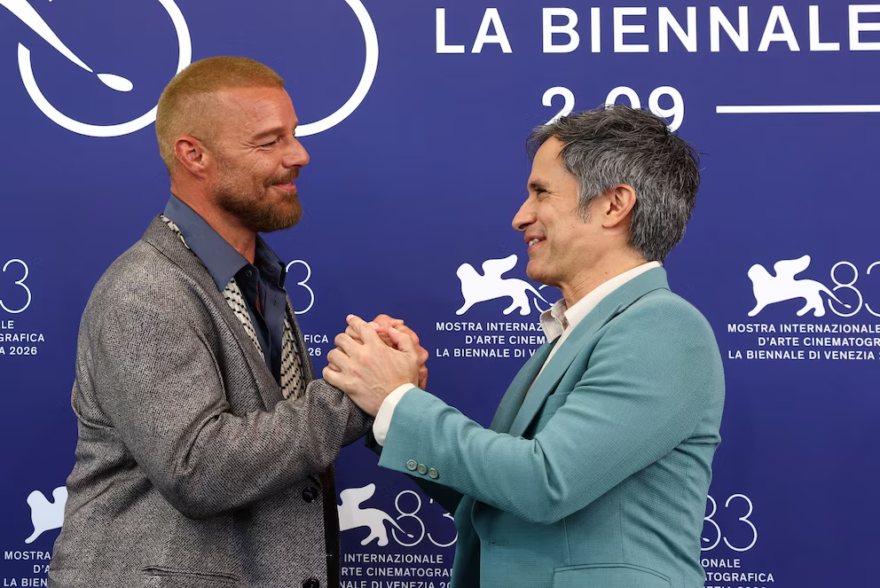 De qué trata “Hombre al agua” película dónde el actor y director mexicano Gael García Bernal comparte créditos con Ricky Martin