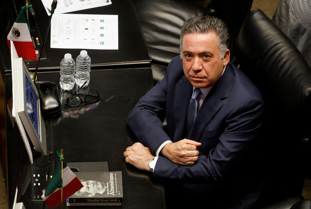 Morena formaliza ante el Pleno del Senado la salida de Enrique Inzunza de su bancada
