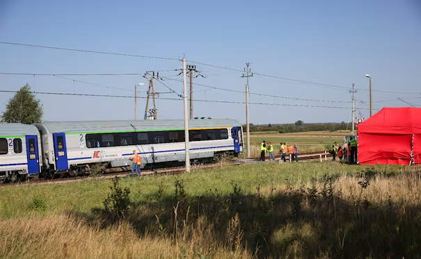 Descarrila tren tras chocar con un camión en Polonia; reportan al menos un muert* y decenas de heridos