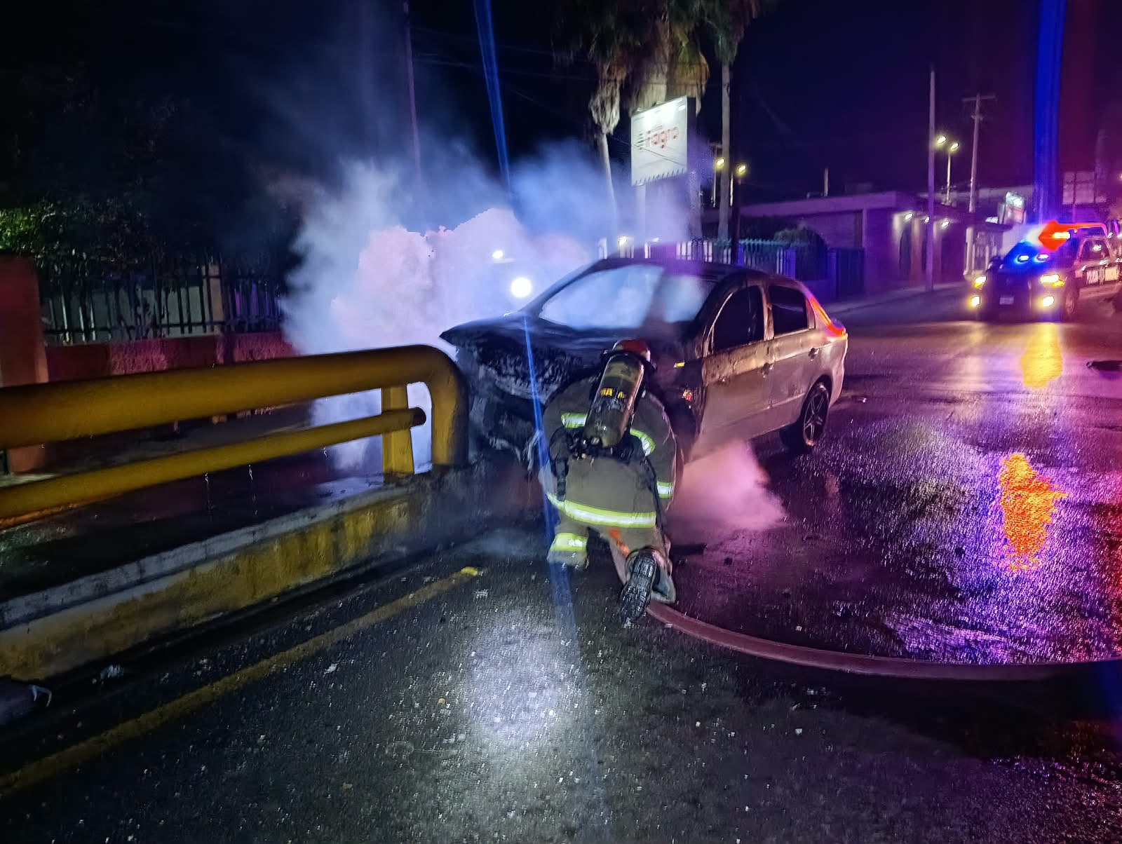Choca contra camellón y se incendia vehículo en Ramos Arizpe