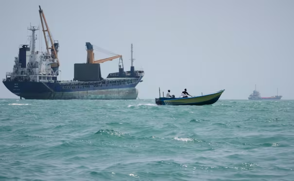 Irán elimina cobro de tasas a buques extranjeros; busca aliviar presión sobre su comercio petrolero