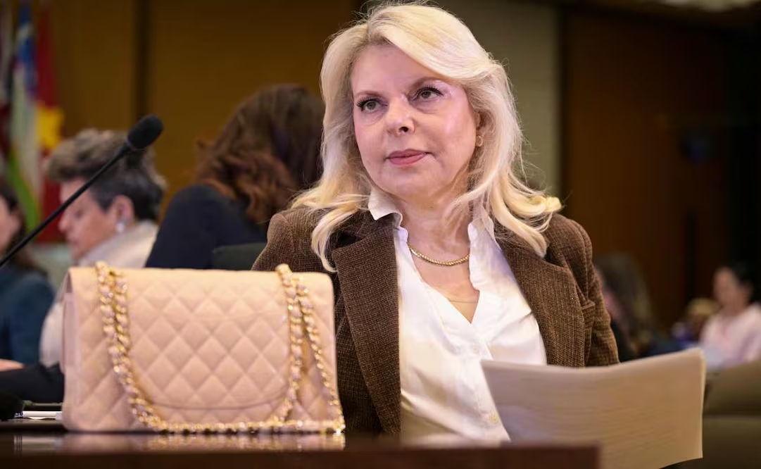 Denuncian a esposa de Netanyahu por difundir teoría conspirativa sobre los ataques de Hamas; piden indemnización de más de 800 mil dólares