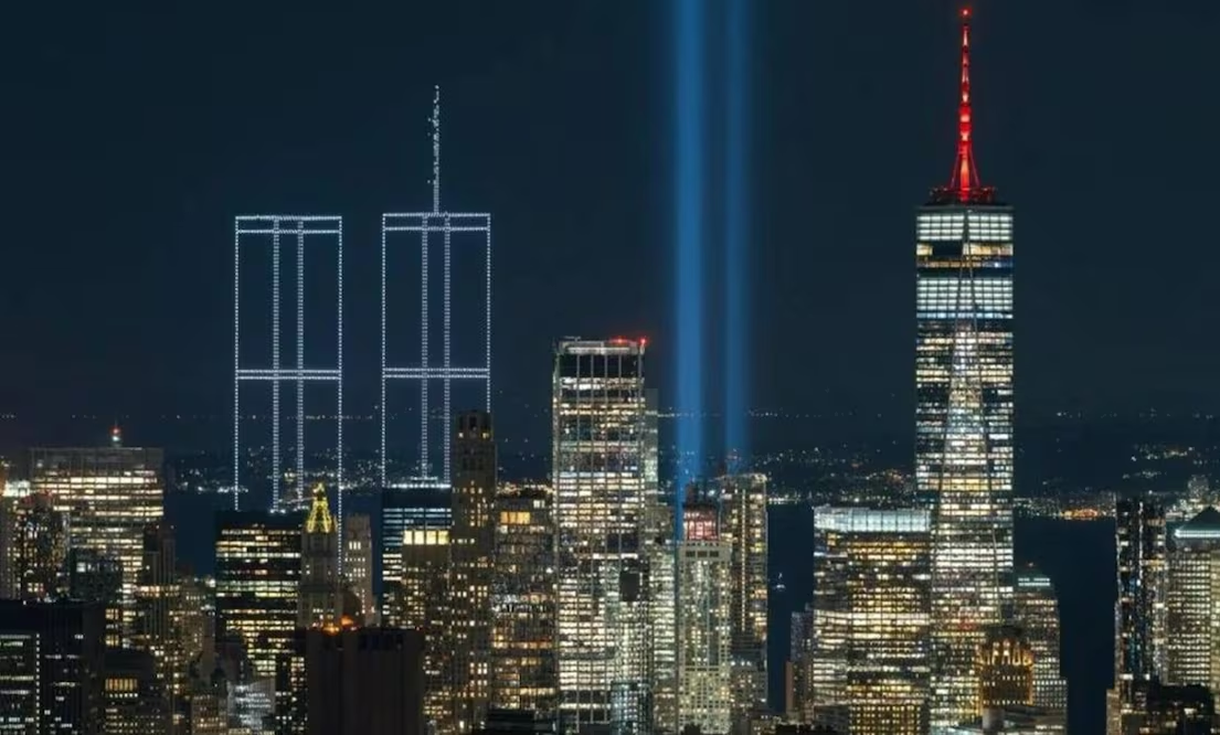 VIDEO| Homenajean en Nueva York a víctimas del 11-S con miles de drones; recrean las Torres Gemelas
