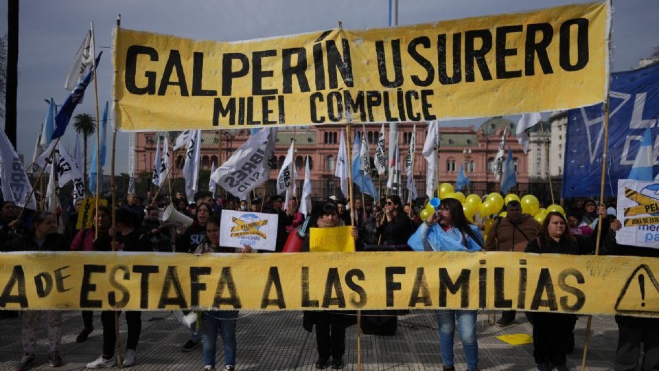 Jóvenes argentinos se endeudan para estudiar y comer ante el alza del costo de vida en la administración de Milei