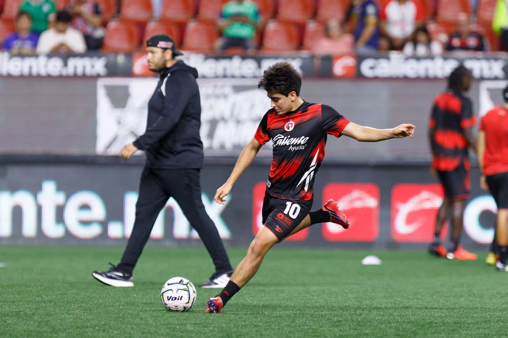 Gilberto Mora enciende las alarmas en los Xolos de Tijuana tras salir con molestias físicas durante su duelo contra Querétaro