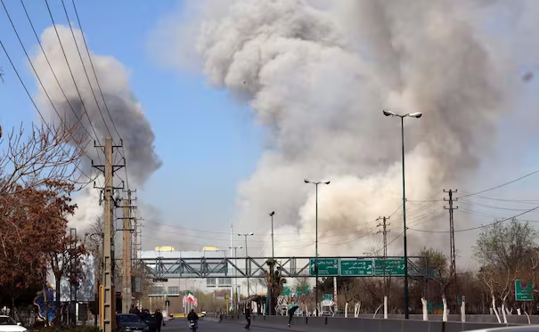 Irán acusa a EU de probar armas con agentes químicos en primer día de la guerra; «crimen contra civiles fue deliberado», dice