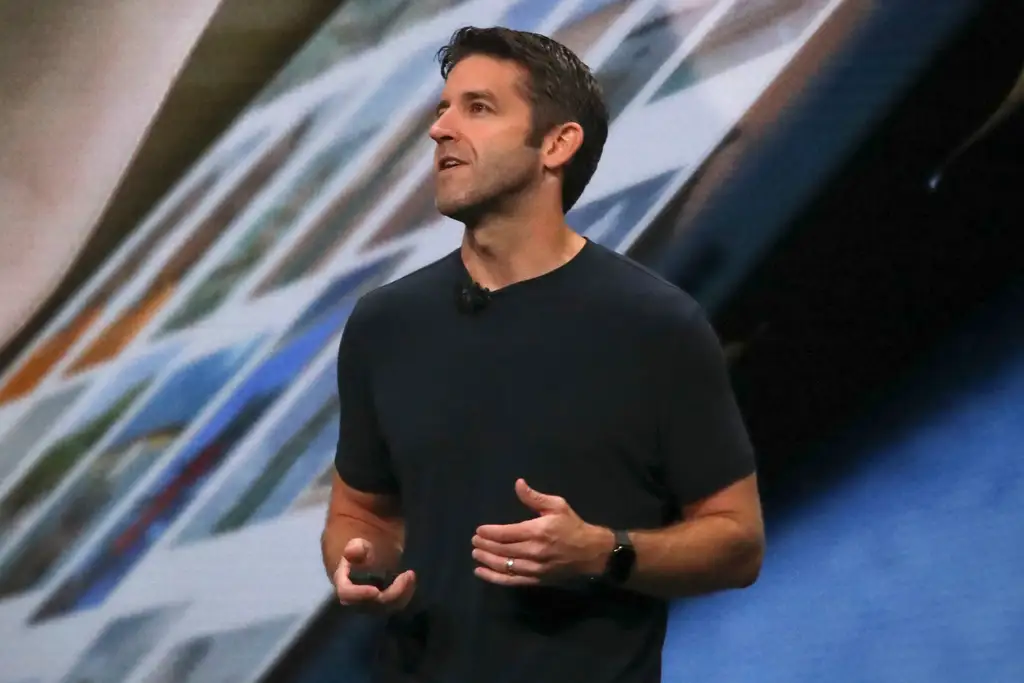 El nuevo CEO de Apple, John Ternus, toma el relevo de Tim Cook tras 15 años