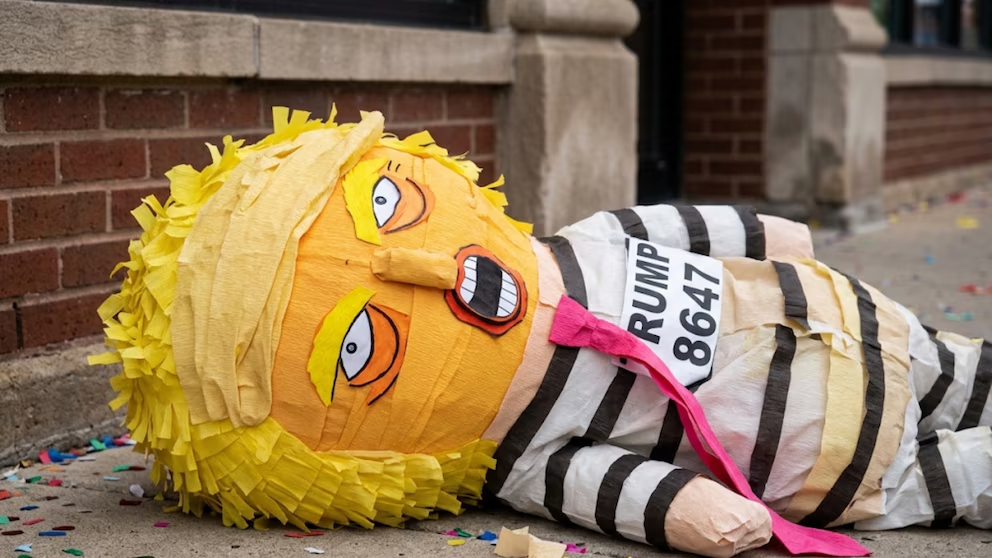 Piñatas de Trump y banderas con leyendas contra ICE marcan el desfile mexicano en EEUU