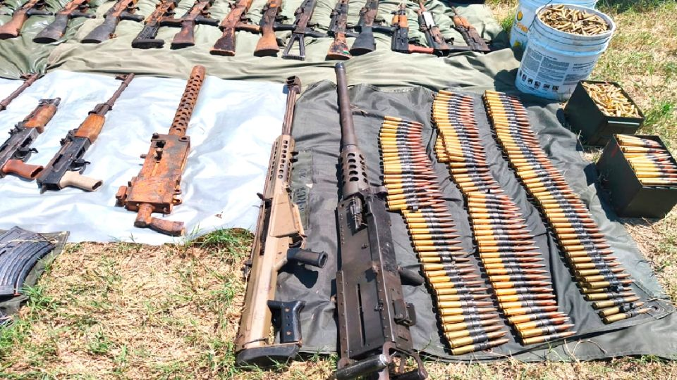 Militares encuentran un arsenal escondido en tambos enterrados en Rosario, Sinaloa