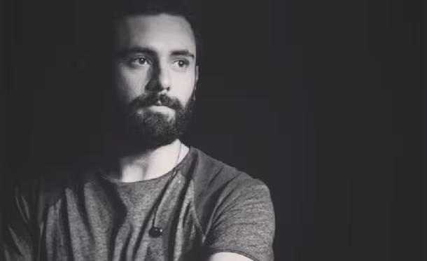 Tras la muerte de su tecladista, Camilo Séptimo pospone conciertos y anuncia una pausa: «necesitamos tiempo»