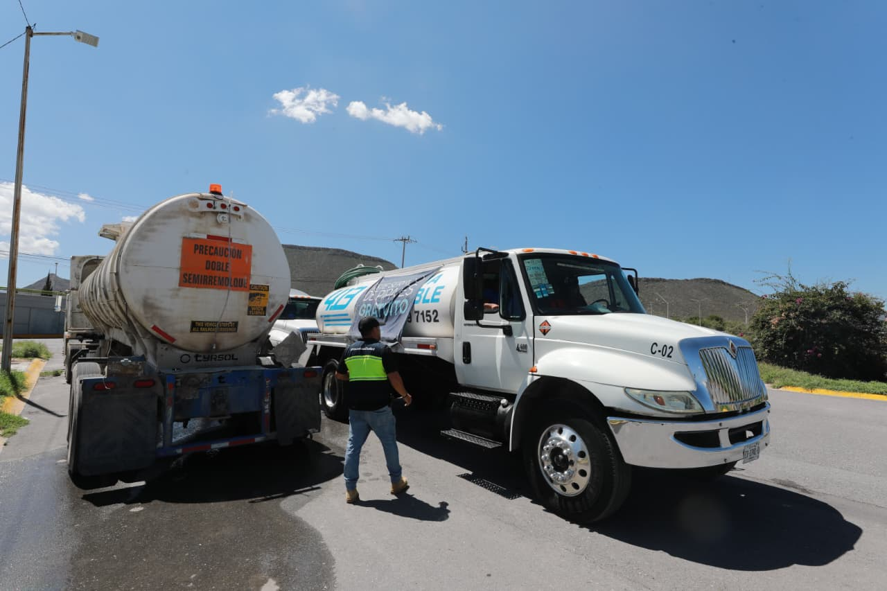 Continúa apoyo con pipas en diversos sectores de Saltillo