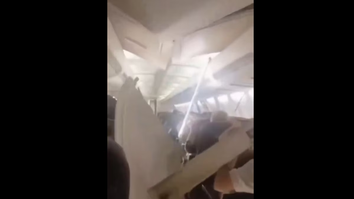 ‘Terror’ en vuelo de Irán: Turbulencia destroza el techo de un avión durante aterrizaje forzoso