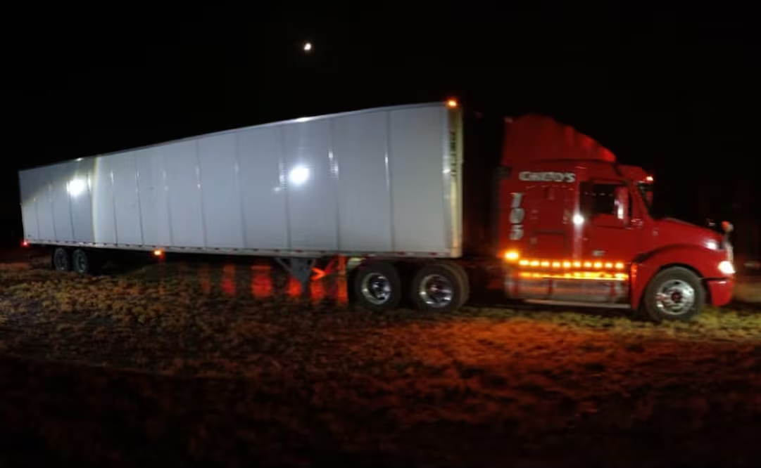 Hallan a nueve migrantes dentro de caja de tractocamión en Sabinas Hidalgo, Nuevo León; detienen al conductor