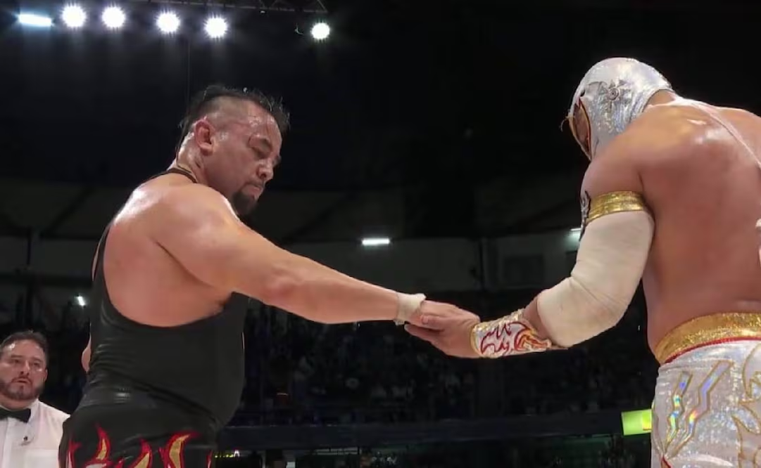 Místico deja sin cabellera a Averno en una histórica función por el 93 Aniversario del CMLL