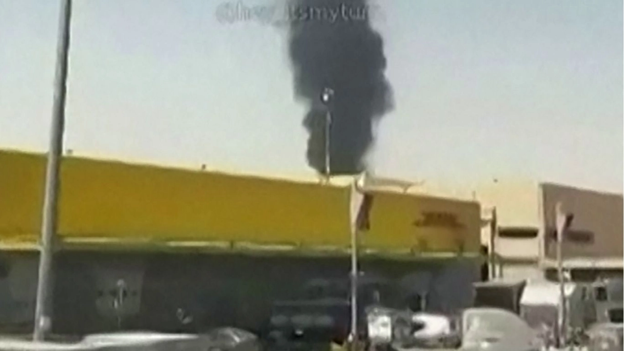 Arabia Saudita intercepta misil hutí contra Riad; incendio afecta zona del aeropuerto