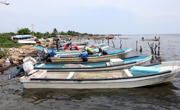 Localizan a dos pescadores desaparecidos en altamar; uno muri* y otro fue trasladado grave a un hospital
