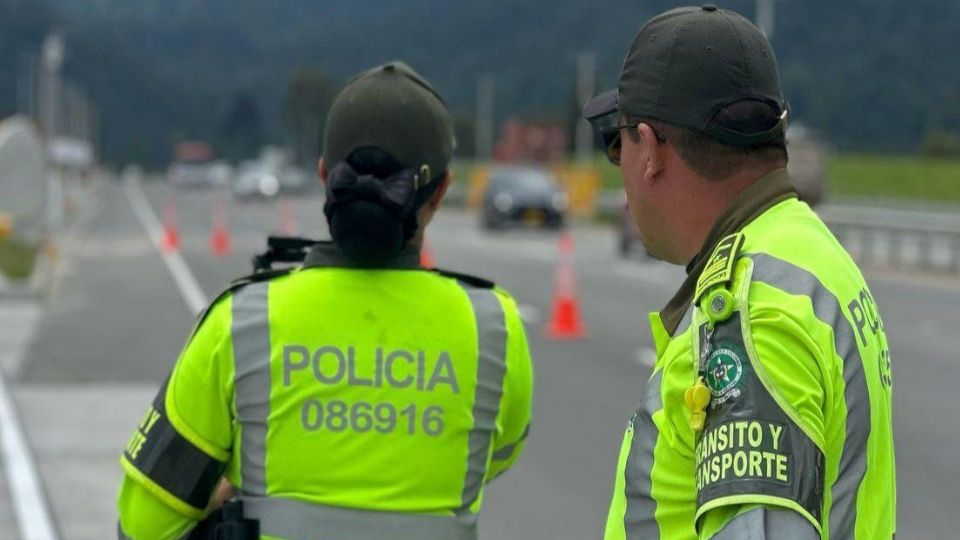 Atentado con coche b*mba contra estación de policía deja un muerto y 11 heridos en Colombia