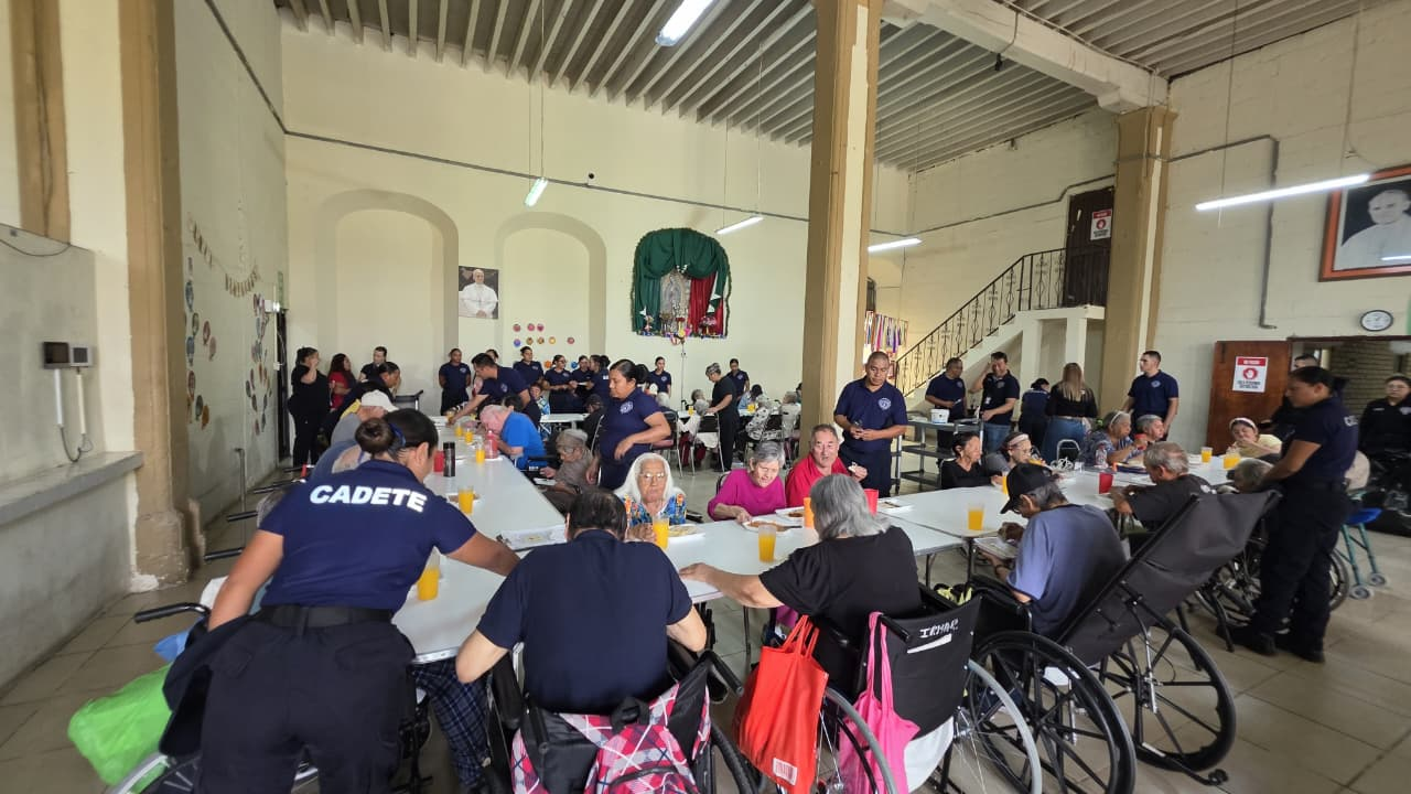 Llevan cadetes de la Comisaría de Seguridad alegría a adultos mayores en asilo