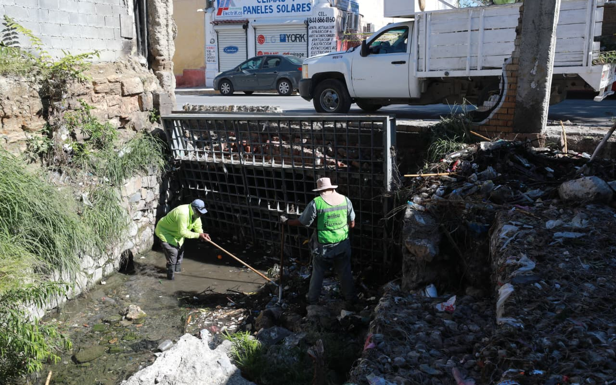 Refuerza Javier Díaz limpieza de arroyo en la Zona Centro