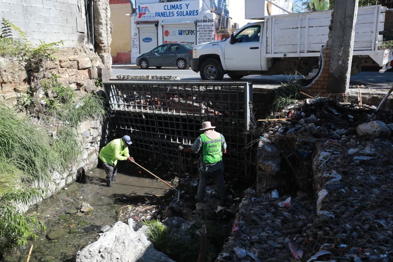 Refuerza Javier Díaz limpieza de arroyo en la Zona Centro