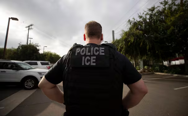 Migrante venezolano herido por ICE regresa a centro de detención en Texas; pierde movilidad en el brazo